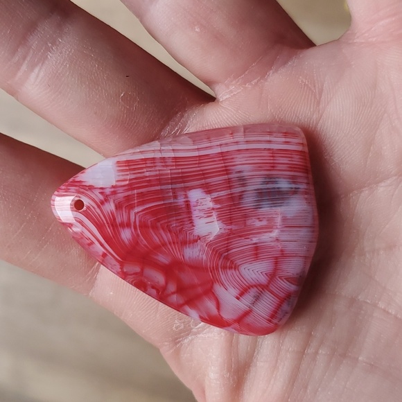 New Red White Dragon Veins Agate Shield Pendant. - Picture 7 of 7